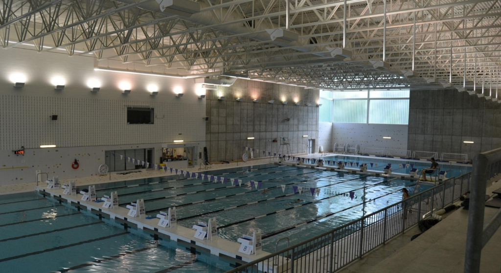 Dubai öğrenci rezidansları yüzme havuzu