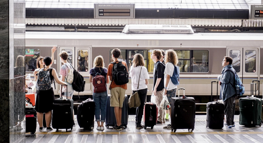 İrlanda vizesi: İrlanda için yola çıkmış bir grup öğrenci